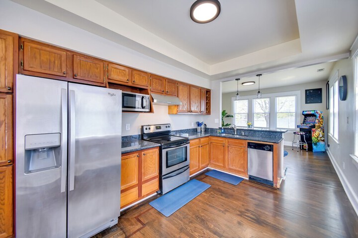 Modern Portsmouth Apartment: Walk to Norfolk Ferry