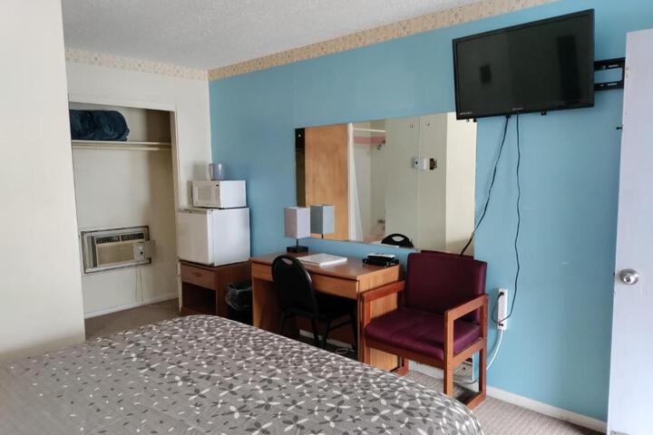 Eight Bar B Motel