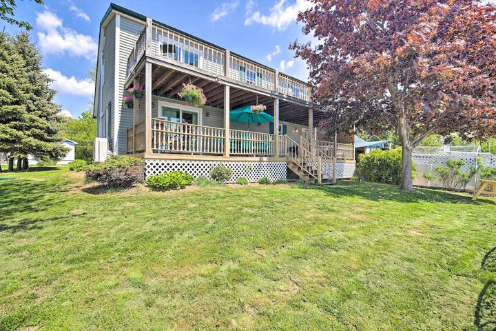 Lake Champlain Home w / Decks Kayaks & Fire Pit!