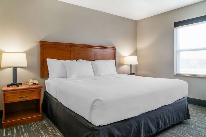 Country Inn & Suites by Radisson Rossford - Toledo South