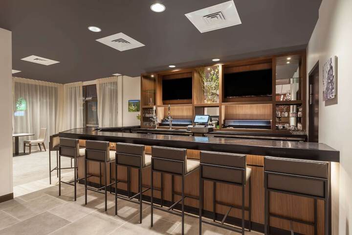 Lounge 14 of 16