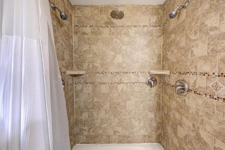 Southwoods Mountain Estate -private mansion pool, hottub+ 15 acres