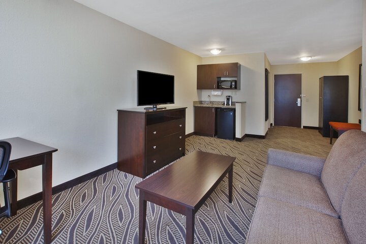 Holiday Inn Express & Suites Washington - Meadow Lands by IHG
