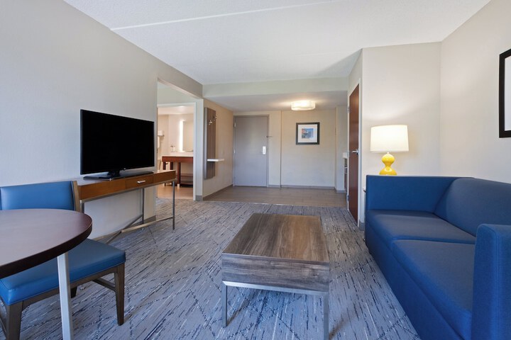 Holiday Inn Express & Suites Cincinnati Riverfront by IHG