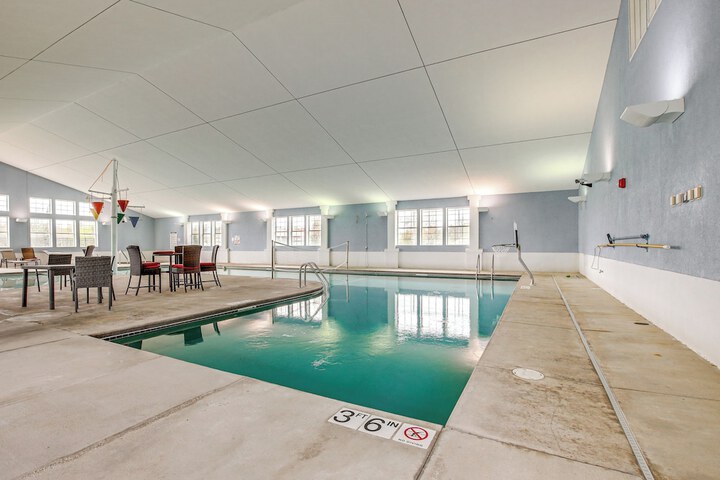 Door County Townhome: Pool Access 1 Mi to Beach!