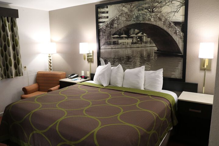 Room 18 of 28