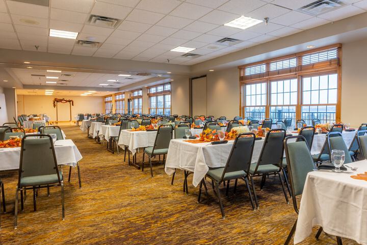 Ballroom/Hall 27 of 43
