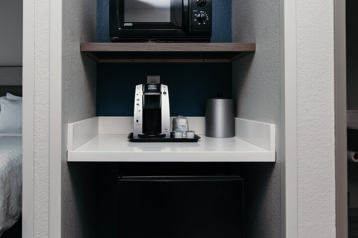 Room 11 of 28