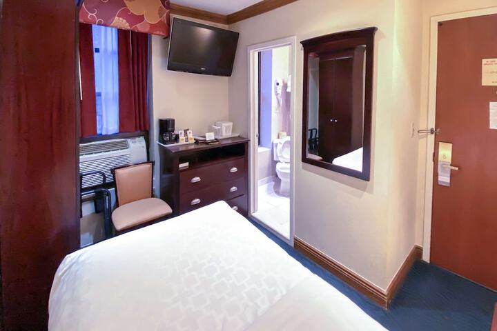 Room 27 of 33