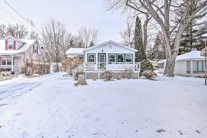 Green Lake Vacation Home w / Screened Porch!