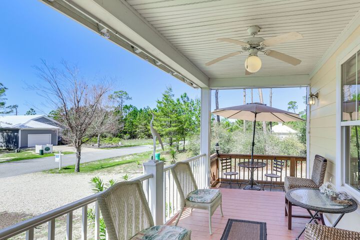 Lovely Carrabelle Home w / Lake Views & Pool Access