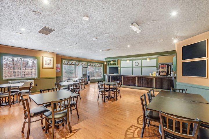 Econo Lodge Whitehall near Michigans Adventure