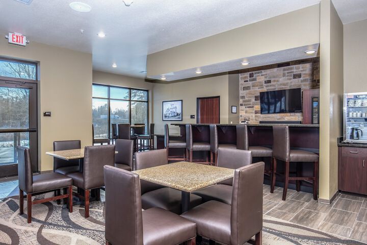 Cobblestone Hotel & Suites - Waukesha / West Milwaukee