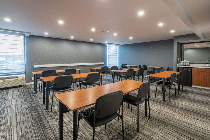 Holiday Inn Express Newark Airport Elizabeth by IHG