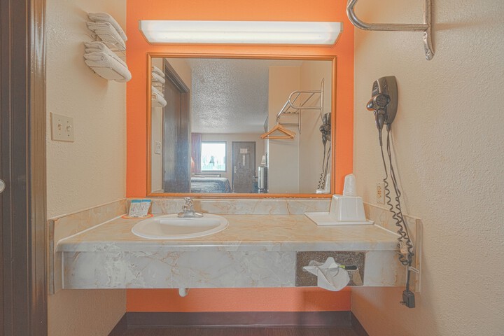 Regency Inn & Suites by OYO Bay City TX