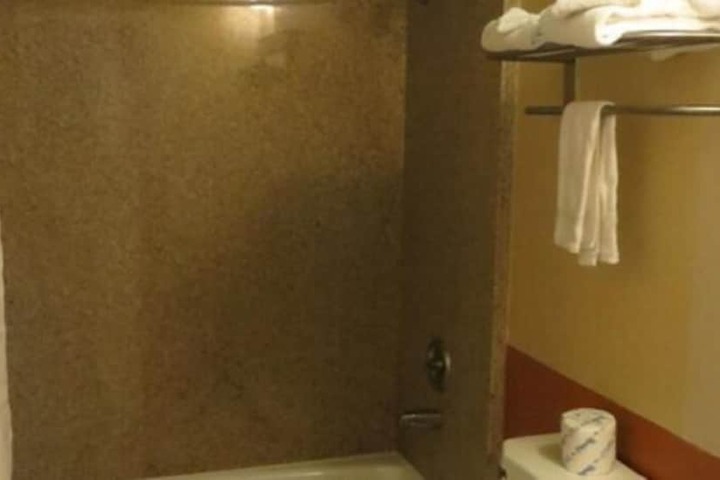 Room 4 of 9