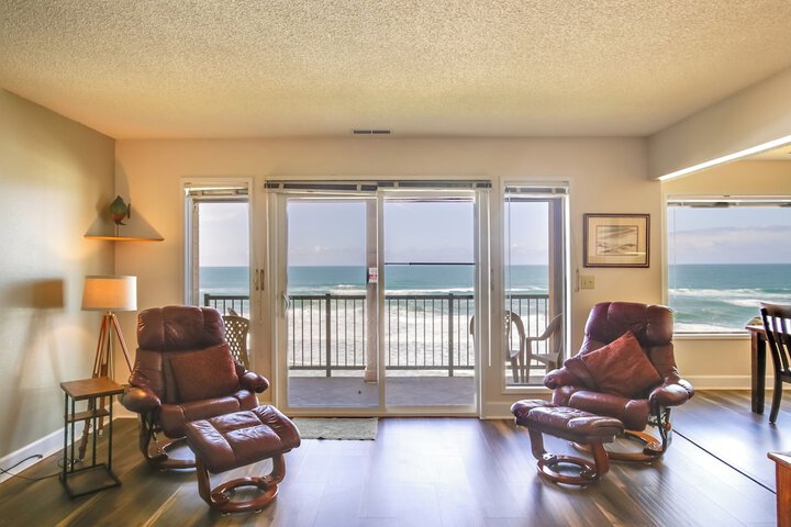 Comfortable Lincoln City Condo w / Patio & Views!