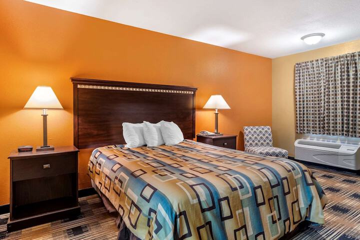 Room 17 of 28