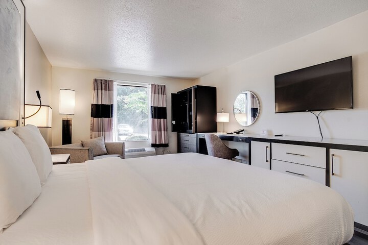 Cottonwood Suites Savannah Hotel & Conference Center