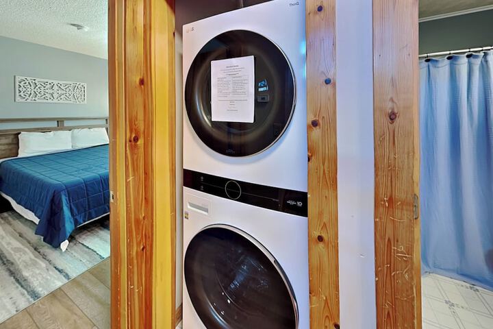 Sunplace 30 by Taylor Made Deep Creek