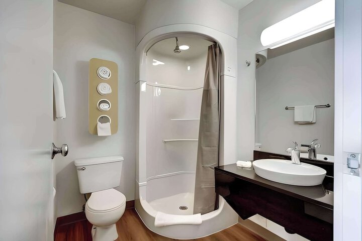 Room 6 of 9