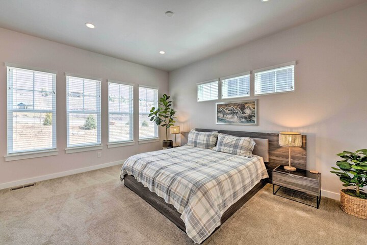 Inviting Hideout Townhome w / Balcony & Lake Views!