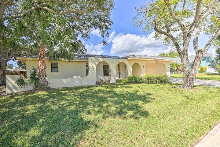 3 Mi to Philippe Park & Pier: Stunning Retreat