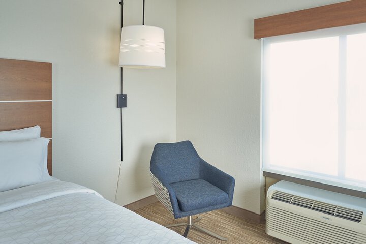 Holiday Inn Express & Suites Akron Regional Airport Area by IHG