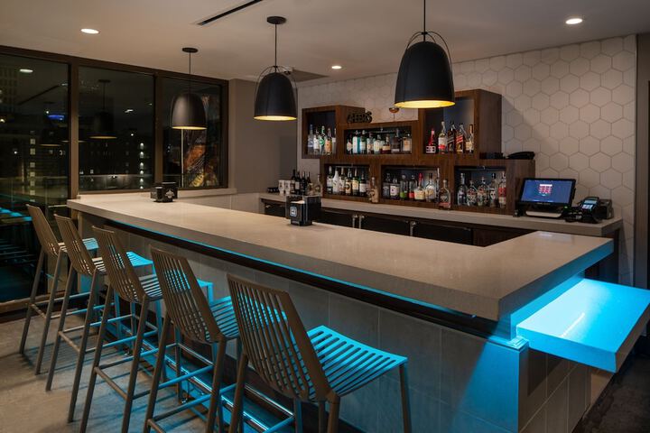 Lounge 43 of 46