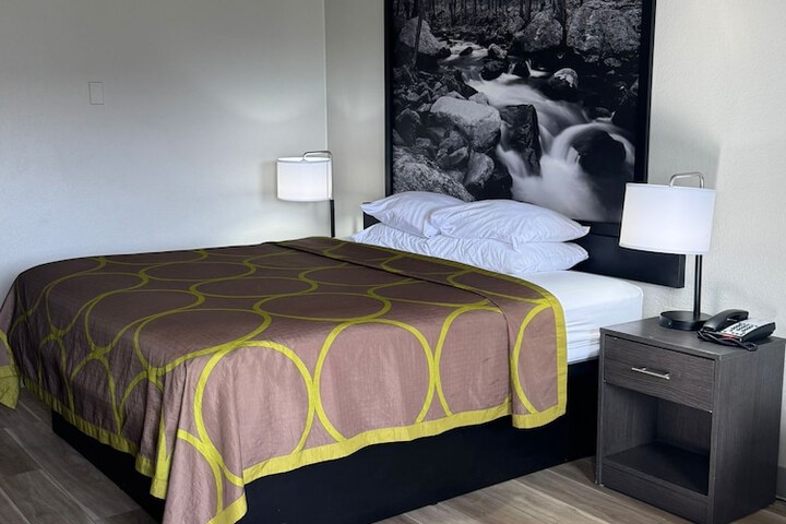 Room 9 of 13