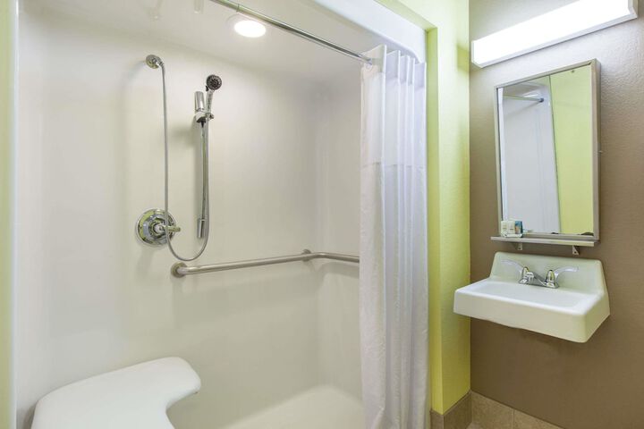 Room 16 of 28