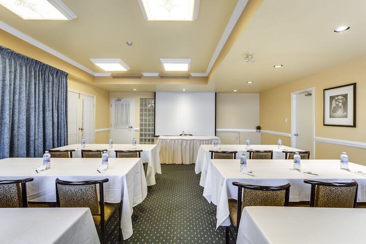 Monte Carlo Inn Oakville Suites