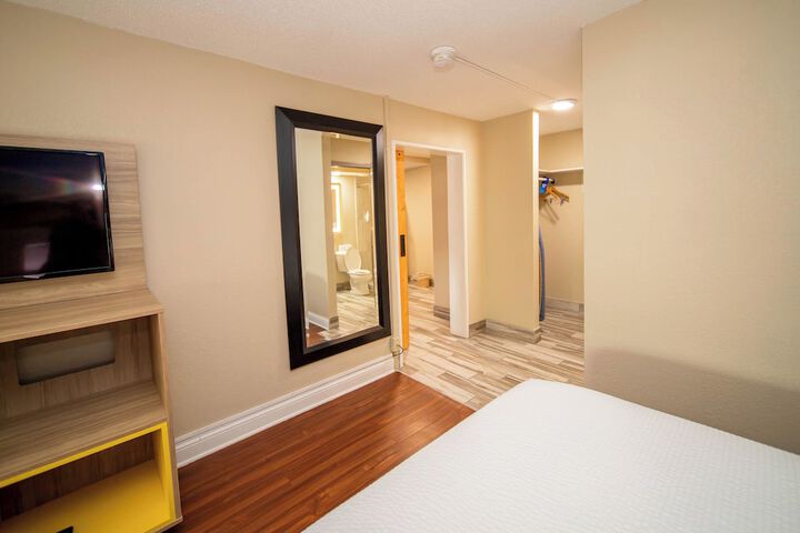 Days Inn and Suites by Wyndham Hammond IN