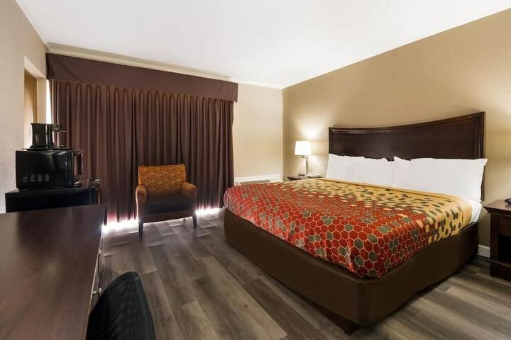 Perry Inn & Suites National Fairground I 75