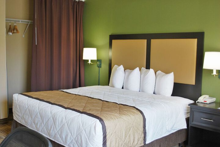 Room 10 of 33