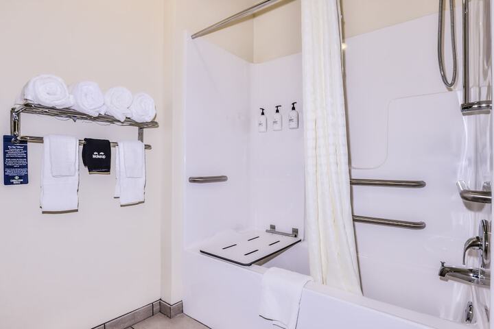 Cobblestone Hotel & Suites - Waukesha / West Milwaukee