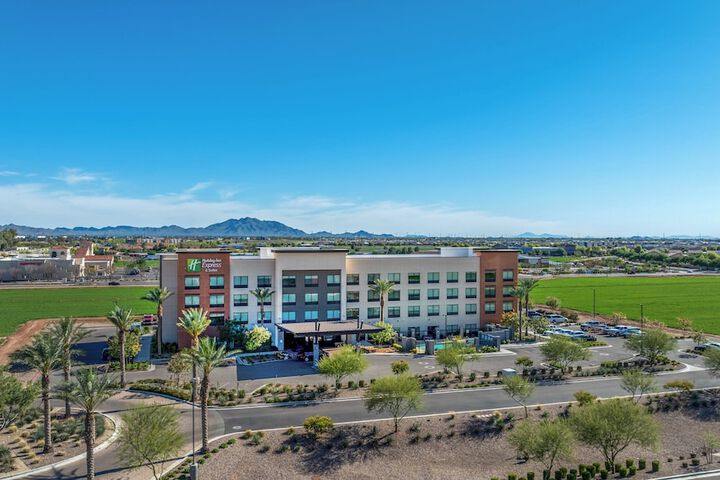Holiday Inn Express & Suites Gilbert Mesa Gateway Airport by IHG