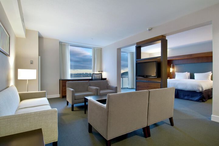 Hilton Toronto Airport Hotel & Suites