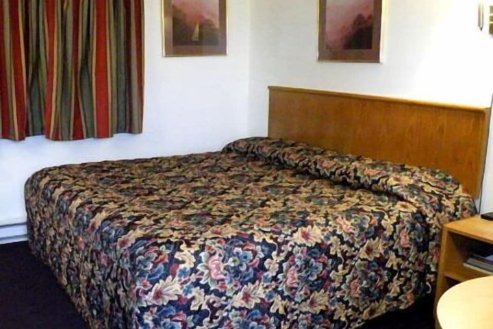 Economy Inn Cadillac