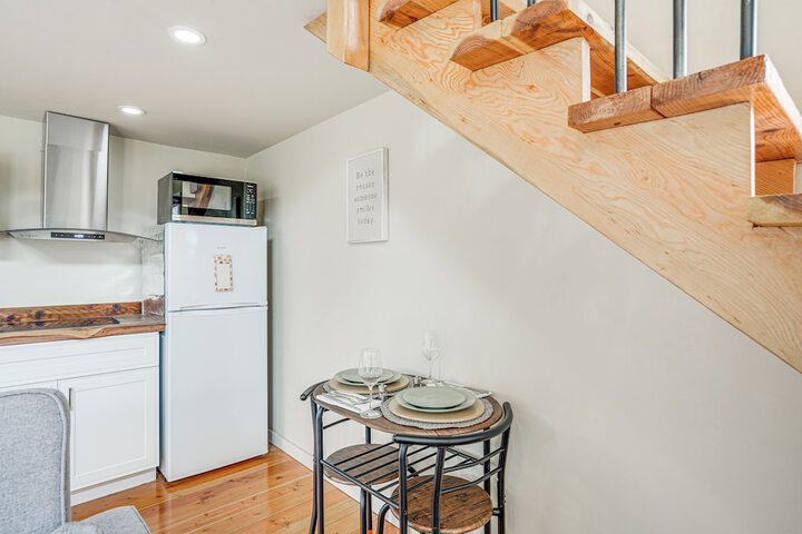 Pacheco / martinez Studio: 22 Mi to Dtwn Oakland!