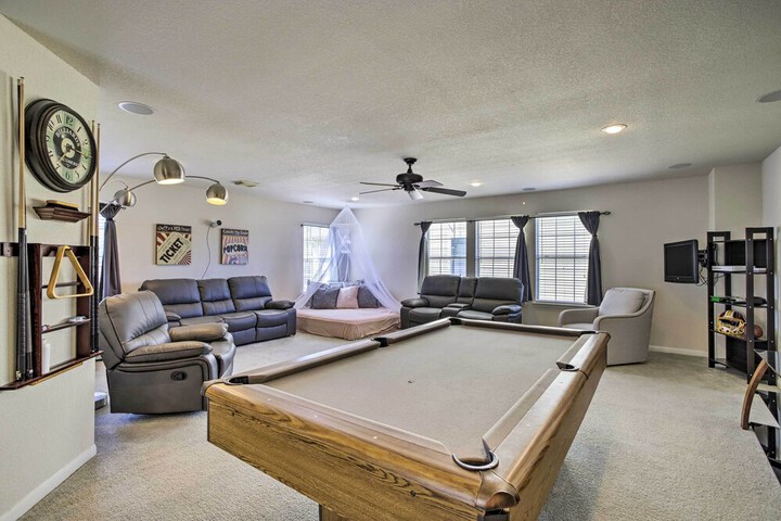Luxe Home 30 Miles to Houston w / Pool & Grill