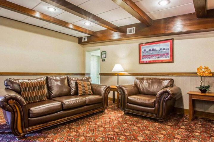 Clarion Inn & Suites at the Outlets of Lake George