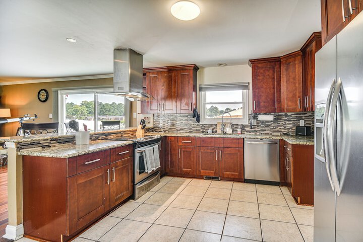 Luxe Lakefront Portsmouth Home: Fish Swim & Play!