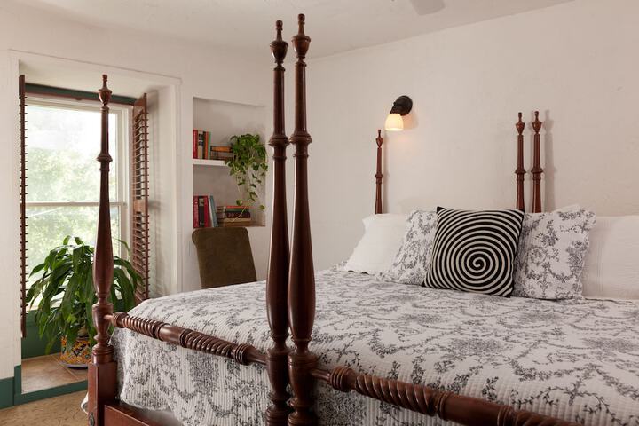 Room 102 of 196