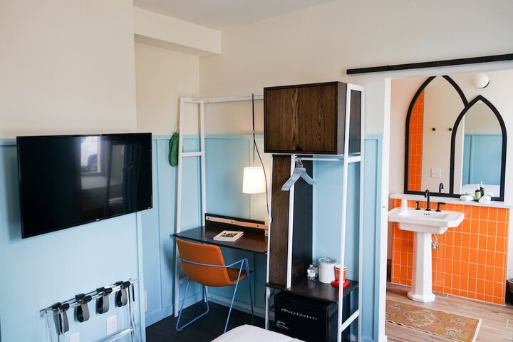 Room 102 of 195