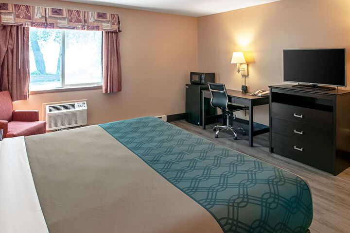 Econo Lodge Menomonie on the Bay