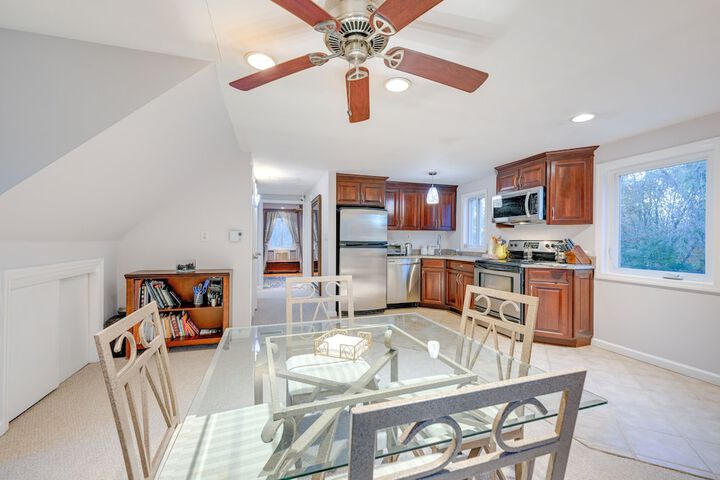Cozy Dix Hills Apt w / Deck 7 Mi to Beach!