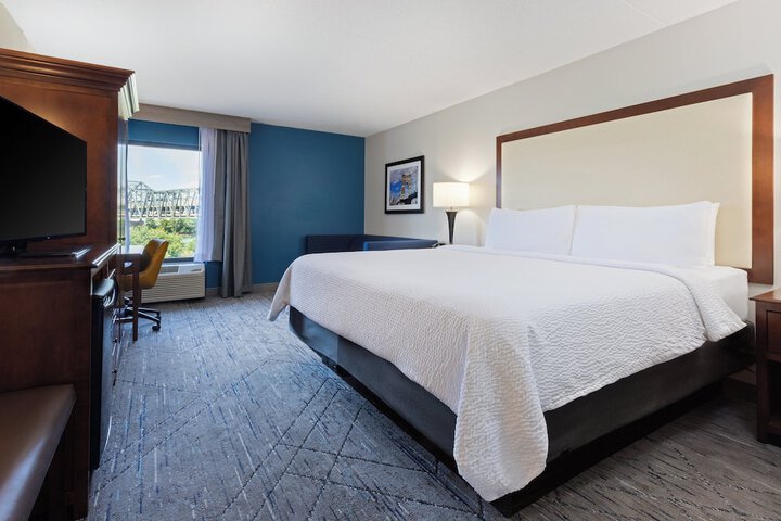Holiday Inn Express & Suites Cincinnati Riverfront by IHG
