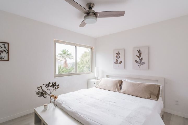 Spacious and Bright 5-bedroom Oasis Pool and Yard