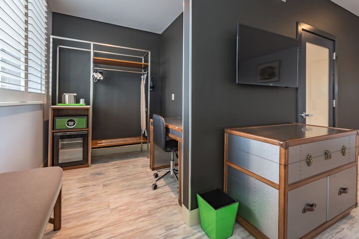 Room 40 of 83
